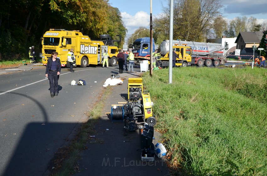 VU Tanklastzug umgestuerzt Huerth Industriestr P505.JPG